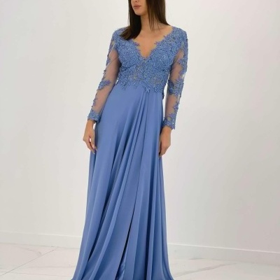 Vestido azul comprido com renda e mangas transparentes em fundo branco