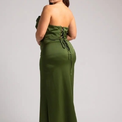 Vestido longo verde escuro com fecho de laçada nas costas