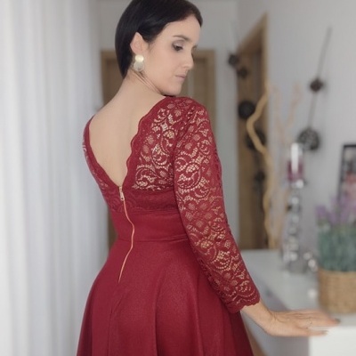 Vestido vermelho com renda e decote em V nas costas