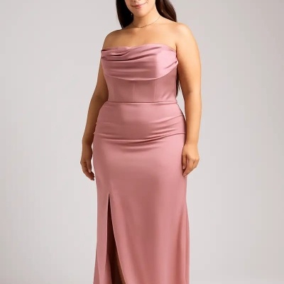 Vestido longo rosa sem alças com decote drapeado e fenda frontal