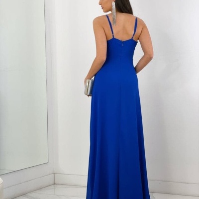 Vestido longo azul royal com alças finas usados por mulher em ambiente branco minimalista