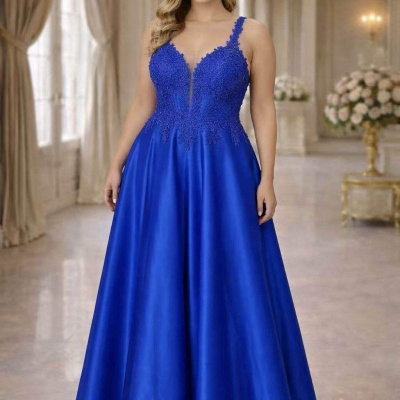 Vestido de festa azul royal com renda e saia longa em tecido brilhante
