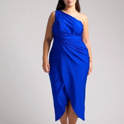 Vestido midi azul royal assimétrico a um ombro com sandálias bege