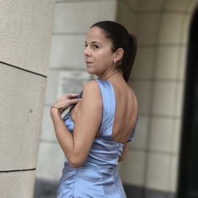 Vestido azul claro de tecido brilhante com costas abertas