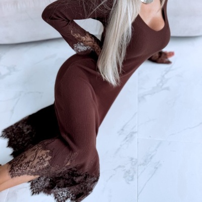 Vestido comprido castanho com renda preta nas extremidades e manga comprida