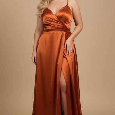 Vestido longo rústico cetim ferrugem com alças finas e fenda frontal.