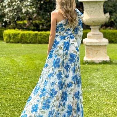 Vestido longo floral azul e branco usado em jardim