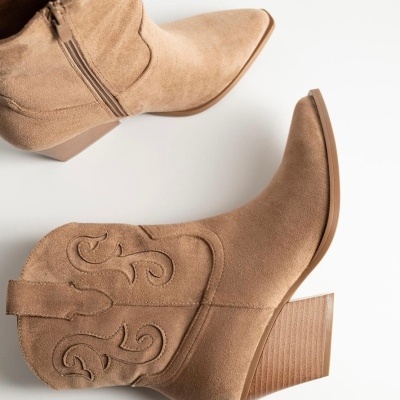 Botas castanhas em camurça com salto médio e padrão decorativo