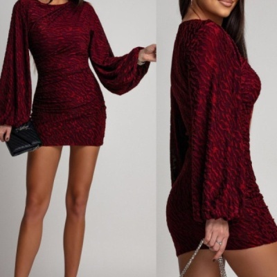 Vestido curto vermelho escuro com padrão texturado e mangas largas, mala preta de corrente prateada com logótipo dourado