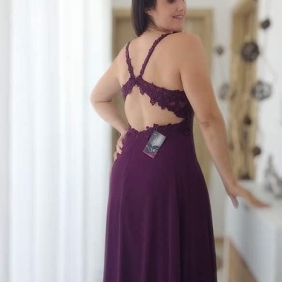 Vestido longo roxo com renda nas costas e etiqueta preta pendurada.