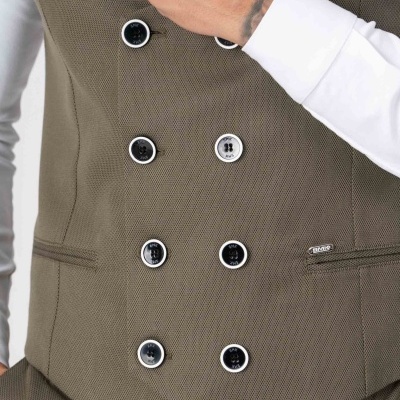 Colete castanho com botões pretos e camisa branca