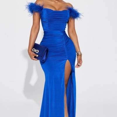 Vestido longo azul com penas nos ombros e fenda na perna