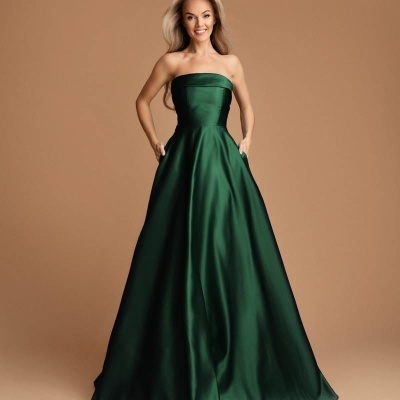 Vestido longo verde escuro acetinado sem alças com bolcos