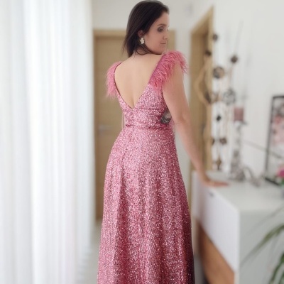 Vestido longo rosa brilhante com decote em V e penas nos ombros