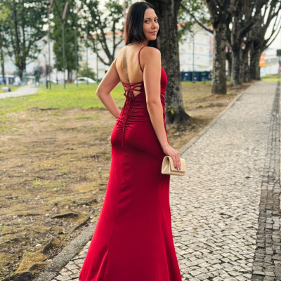 Vestido comprido vermelho com detalhe cordão nas costas e carteira bege