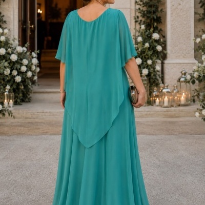 Vestido longo verde-azulado com mangas curtas amplas visto de costas