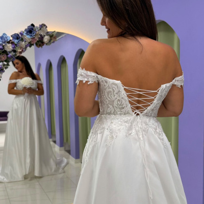 Vestido de noiva branco com renda floral e laçada nas costas