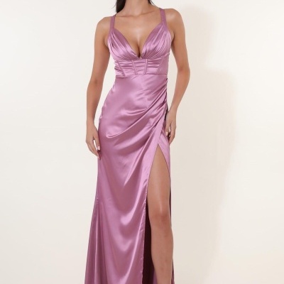 Vestido longo lavanda acetinado com decote em V e racha lateral alta