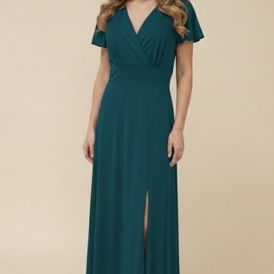 Vestido comprido verde escuro com decote em V e fenda frontal