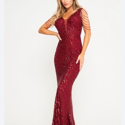 Vestido comprido vinho com lantejoulas, mangas com franjas e decote em V