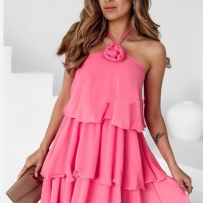 Vestido rosa de tecido leve com camadas e flor na alça