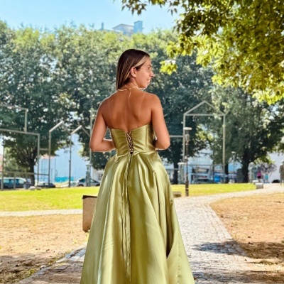 Vestido longo verde acetinado com costas nuas e fecho em cadarço