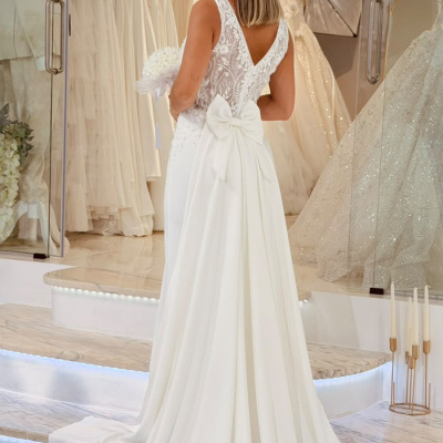 Vestido de noiva branco com renda e laço grande atrás