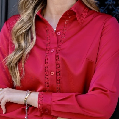 Camisa vermelha com renda e calças bege com botões dourados