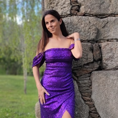 Vestido roxo cintilante justo com decote ombro a ombro e fenda