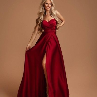 Vestido longo vermelho com decote coração e fenda