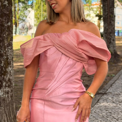 Vestido rosa claro acetinado com detalhes franzidos nos ombros