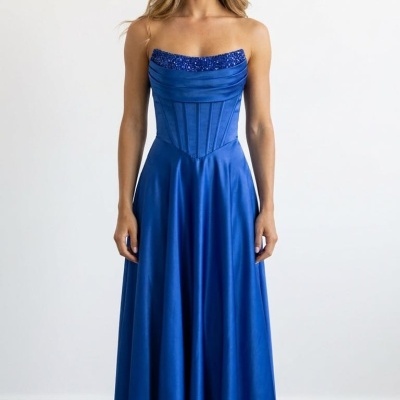 Vestido azul royal longo de tecido acetinado com corpete estruturado e detalhe brilhante no decote reto sem alças