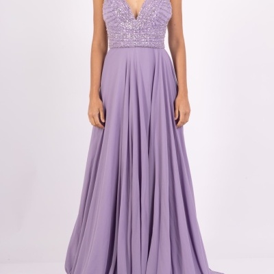 Vestido de festa lilás com corpete bordado e saia longa