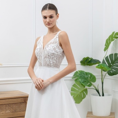 Vestido de noiva branco com corpete em renda transparente e saia lisa