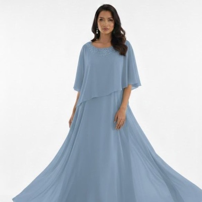 Vestido comprido azul claro com capa e detalhes no decote.