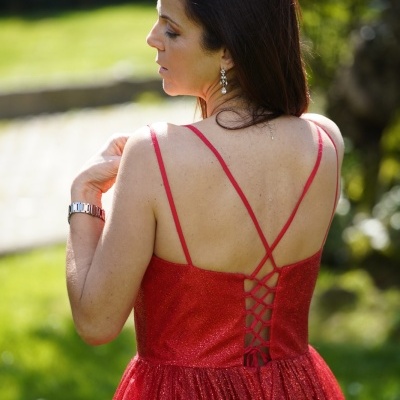Vestido vermelho brilhante com alças finas cruzadas nas costas