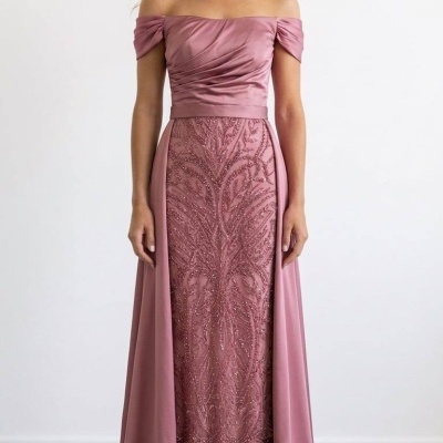 Vestido de festa rosa com decote ombro a ombro e detalhes em pedraria