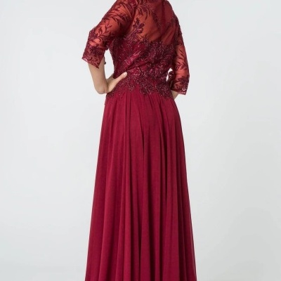 Vestido longo vermelho com mangas bordadas e saia fluida