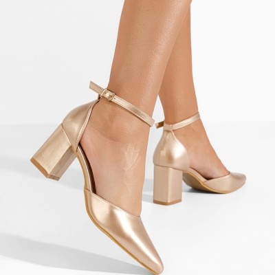 sapatos de salto alto dourados com tira no tornozelo