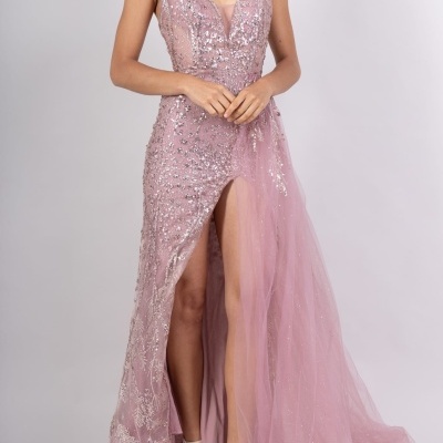 Vestido longo rosa com lantejoulas prateadas e tule