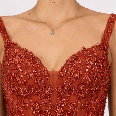 Vestido de festa vermelho com bordados e paetês, alças largas e decote em V