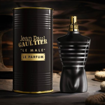 Perfume Jean Paul Gaultier Le Male Le Parfum com frasco em forma de torso e embalagem cilíndrica preta