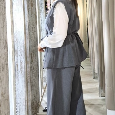 Mulher de costas com fato cinzento e camisa branca