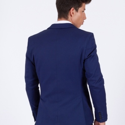 Blazer azul escuro masculino visto de costas