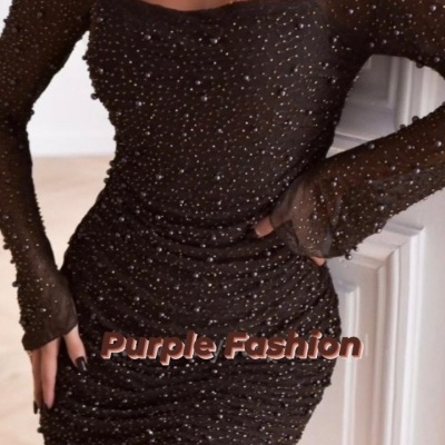 Vestido justo preto com pérolas e mangas transparentes