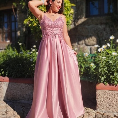 Vestido longo rosa com corpete rendado, ao ar livre