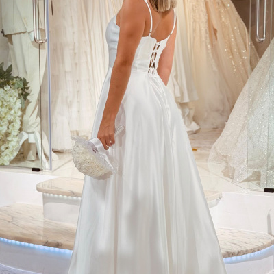 Vestido de noiva branco de cetim com alças finas e fecho de renda nas costas