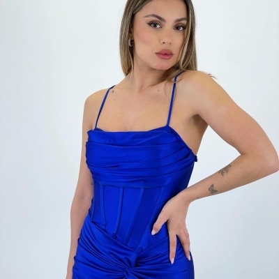 Vestido azul royal acetinado com alças finas e nó frontal
