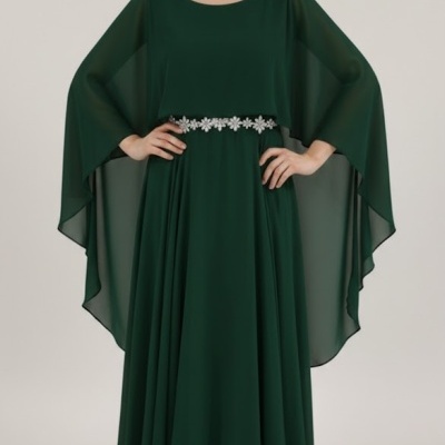Vestido longo verde escuro com mangas amplas transparentes e cinto decorativo
