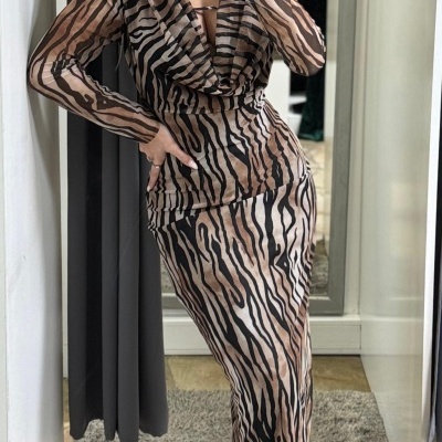 Vestido comprido animal print bege e preto com mangas e sapatos pretos